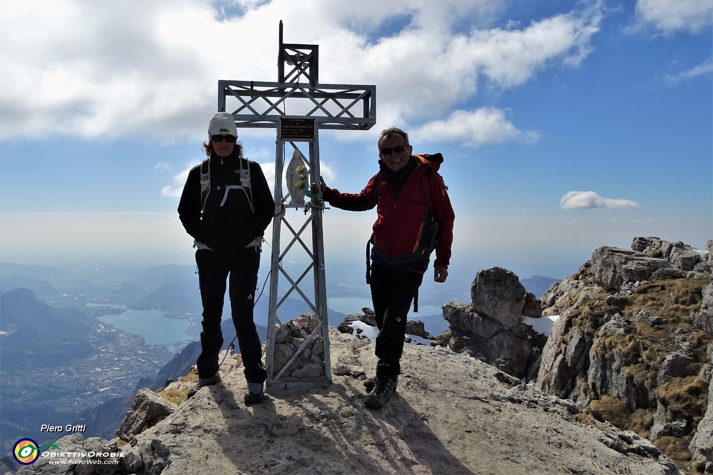 04 Alla croce di vetta della Grignetta (2177 m).JPG
